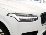 ひときわ印象的なT字型のLEDヘッドライトは、新世代のボルボを象徴するユニークなアイコンとなっています。LEDデイタイム・ランニング・ライトやポジションライト、ウインカーの役割も果たします。