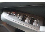 【運転席内ドア 】ミラー操作やウィンドウ開閉スイッチはドライバー目線で配置され、快適な操作性を実現!