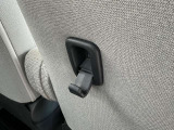 床に置きたくない荷物をフックで浮かせられます。