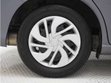 ◆純正ホイール装着車◆シンプルなデザインのホイールキャップ付きです。