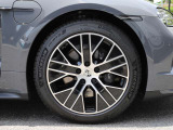 F:245/45R20、R:285/40R20