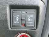 押すだけで、運転席から降りずにスライドドアを電動で開閉できます。