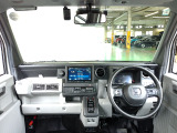 床が低いのでスムーズに乗り降りできますよ。座り心地にこだわった運転席シートで、長時間ドライブの疲れにくさに貢献します。