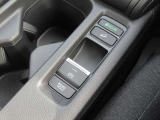 シフトレバー手前側にECONモードOFF、ヒル・ディセント・コントロールON、電動パーキングブレーキ切替、ブレーキホールド機能ONスイッチがあります。