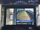 後退時には、周囲の状況をしっかり把握できるカメラ映像が表示されます。安全確認をサポートし、スムーズな後退をアシストします。