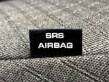 車両側方からの衝撃を緩和するSRSサイドエアバッグ(運転席/助手席)に加えて,SRSカーテンシールドエアバックも標準装備