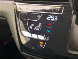 【オートエアコン】一度お好みの温度に設定すれば、車内の温度を検知し風量や温度を自動で調整。暑い&hellip;寒い&hellip;と何度もスイッチ操作をする必要はありません。快適な車内空間には必須の機能ですね♪