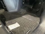 内装工程では、中古車を気持ちよくお乗りいただけるよう清掃しています。ニオイの元となるフロアカーペットまで洗浄・消臭済み?