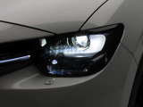 気品のある造詣のLEDヘッドライトがステキですね。前車や対向車を検知し、照射範囲を自動で調整するALHが夜間の視認性を高めます。
