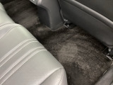【収納】後部座席収納。散乱しがちな小物を収納するのに便利です。お子様のおもちゃやティッシュボックス、書類等様々なものの収納が可能です。