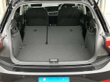 後席を倒せばさらに大きな荷物も収容可能となっております!