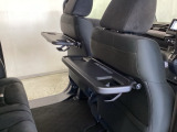 運転席・助手席の背もたれには、2列目シート用にカップホルダー付きの「格納式のシートバックテーブル」を装備しています。休憩時のちょっとした時間などカップを置いたり、小物置きに使えて便利です。