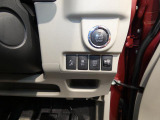 【嬉しいプッシュスタート】鍵を取り出さずにエンジンの始動が可能です。衝突回避支援システムのスイッチも手元に揃い、日々の運転に安心感をプラスしてくれます。