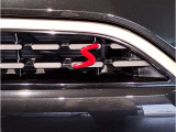 フロントタイヤより前の重量をなくし、車の運動性能を高めております。フロントタイヤから鼻先までが短いため、数値にてあらわれる「最小回転半径」より、小回りが利くことを実感いただけると思います。