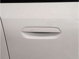 【デザインとの融合】BMWデザイナーが創り出したボディデザインを損なう事のない様に配置とデザインに拘っています。ドアノブについてもBMWの拘りに妥協はありません。