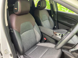 運転席のドア内部。使いやすさを考慮した設計で、操作もスムーズに行えます。細部にまでこだわった、上質な空間を演出しています。