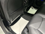 【リアシート】リアシート足元は十分なスペースがあり乗り降りのし易さはもちろん、ドライブの際もストレス無くお乗り頂けます。