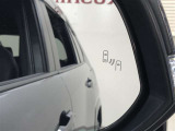 《ブラインドスポットモニター(BSM)》隣の車線を走るクルマをレーダーで探知。ドアミラーでは確認しづらい死角エリアのクルマを、ミラーについたLEDインジケーターを点滅させ、ドライバーに注意を促します。