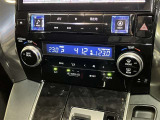左右独立温度コントロールフルオートエアコンです。運転席、助手席それぞれで独立して温度設定ができます。冷え性の方が乗っても安心ですね♪