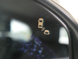 【ブラインドスポットインフォメーション】走行中、斜め後ろに車両が存在すると、その方向のドアミラー上のマークが点灯。さらにその方向にウインカーを操作すると、マークの点滅と警報音で注意を促します。