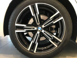 BMW純正アルミホイールです。納車時にはアルミホイールコーティングも承っております!是非ご検討下さいませ。