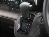◆ハンドル・インパネシフト◆シフトノブはインパネに配置されているので、運転席&hArr;助手席の移動が簡単。
