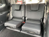 3列目は背もたれを先に展開し、その下から座面が引き出しのように出てくる仕掛け。 シートとしてはミニマムだが、格納時のフラットさは見事。