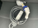 充電ケーブルついてます。