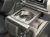 プッシュ式オートオープンカップホルダーを運転席に装備