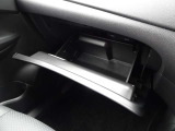 グローブボックス。車検証ブックや小物などが収納できるスペースがあります。