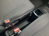 運転席と助手席間にも小物を置いて置くのにとっても便利なスペースありますよ☆