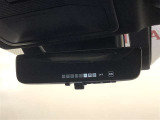 【デジタルインナーミラー(前後方録画機能付)】車両後方カメラの映像をインナーミラー内のディスプレイに表示。切り替えレバーを操作し、鏡面ミラーへ切り替えも可能です。走行中のドラレコ機能も付いています!