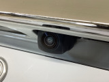 車の後方に小型カメラが付いておりバックする際の後方の様子をモニター上に表示します。