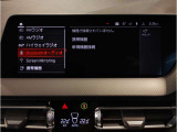 【ⅰドライブナビゲーション】文字情報も鮮明に表示する高解像度カラーディスプレイを採用。視認性に優れた地図デザインと特徴的な建造物を目印にした描写表示で現在位置を把握できます。地図データの更新も可能です