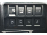 運転席の右側に各種スイッチを集中してレイアウト。