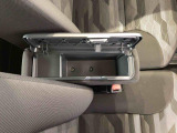センターアームレスト付きで運転中も腕が楽々!