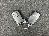 【スマートエントリーシステム】キーをポケットやバッグから取り出さなくてもドアの開閉やエンジンスタートができるすぐれものです。車の乗り降りも「スマート」に決めましょう♪