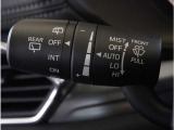 【オートワイパー機能】レバーをAUTOの位置にしているとき、レインセンサーが雨を感知すると、雨量に応じて、ワイパーが自動で作動します。