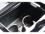 センターコンソールにはドリンクホルダーを備え、日常での使いやすさにも配慮されています。