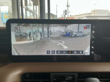 出会い頭にヒヤリ!そんな見通しが利かないT字路などの曲がり角で、ドライバーの目より先に、死角となる人やクルマ、自転車を広角映像で確認して、より安心して進めます。