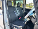 【運転席】座り心地が良いシートなので長時間の運転でも快適にお過ごしいただけます。新品のフロアマットのご注文も可能です。掲載箇所以外にご希望の写真がございましたらお気軽にお問い合わせ下さい。
