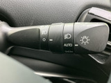 操作しやすいウインカーレバーで、安全な車線変更をサポート。オート機能も搭載で、より快適な運転を。