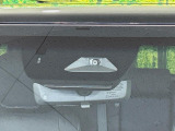 【トヨタセーフティセンス】走行中に前方の車両等を認識し、衝突しそうな時は警報とブレーキで衝突回避と被害軽減をアシスト。より安全にドライブをお楽しみいただけます。