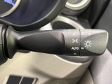 【オートライト】周りの明るさに応じて自動でヘッドライトの点灯・消灯ができる機能です!ライトの付け忘れ・消し忘れなどが無くなり、雨の日や夕方の走行も安心!トンネル通過時も便利ですね♪