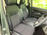 運転席側のドアには、使いやすい収納スペースが設けられています。小物を整理して、快適なドライブをサポートします。