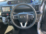 握りやすいステアリングで、快適なドライビングを実現。操作もスムーズで、長距離運転でも疲れにくい設計です。