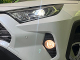 【LEDヘッドライト】悪天候や夜間走行時も良好な視界を確保し安心して運転できる高輝度LEDヘッドライトを装備!点灯速度が早く、消費電力も抑えられています。