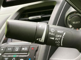 雨天時でも安心して運転できるよう、操作しやすいワイパーレバーが装備されています。インターバル調整機能も備わり、シーンに合わせた使い分けが可能です。