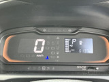 必要な情報をひと目で確認できる、見やすいメーターデザインです。運転中の視認性を高め、安全運転をサポートします。