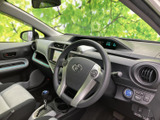 運転席側のドアを開けると、広々とした空間が広がります。使いやすい収納スペースも備えられており、機能性も充実しています。
